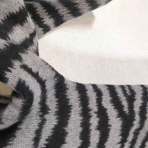 C by Bloomingdales 100% Cashmere Zebra Print Sweater Size Small EUC - Picture 7 of 14